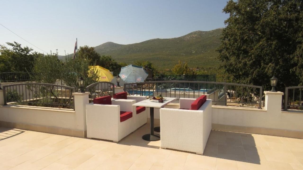 Villa Dvori Stipanovi With Heated Pool And Jacuzzi Donje Rascane Esterno foto